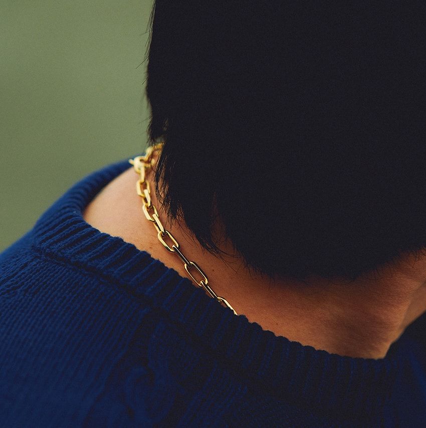 ネックレス、腕時計、ベルト。シンプルコーデを引き締める3テクニック - 2枚目の画像