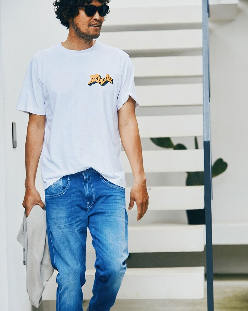 デニム3万9600円、Tシャツ1万3200円、手に持ったカーディガン2万6400円、スニーカー1万8700円／すべてリプレイ（ファッションボックスジャパン