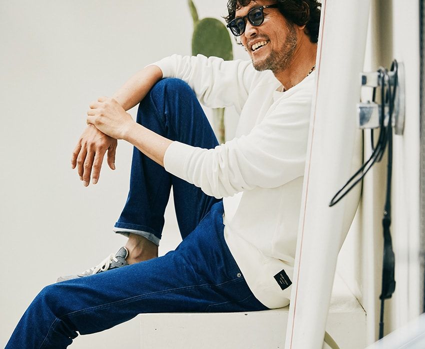 デニム3万5200円、スウェット2万4200円、Tシャツ1万1000円、スニーカー2万9700円／すべてリプレイ（ファッションボックスジャパン