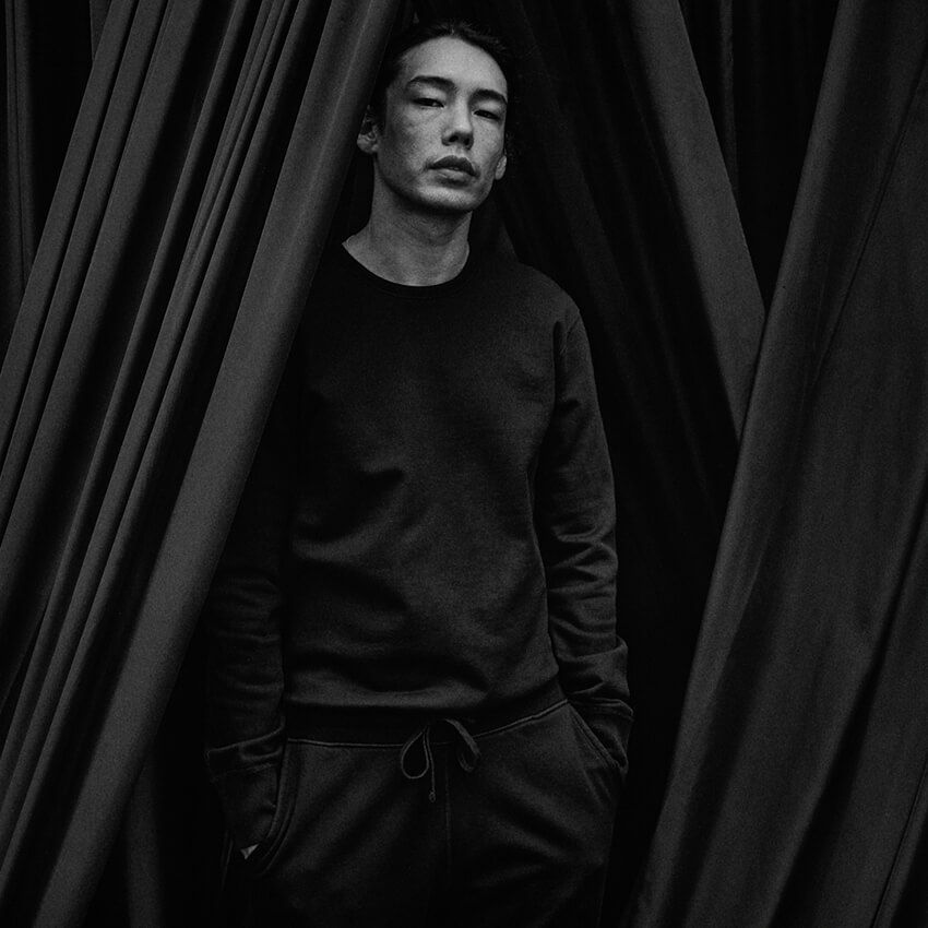 礼装を表現した「レイニングチャンプ」のオールブラックは、“京黒染め”を取り入れた伝統の色 - 7枚目の画像