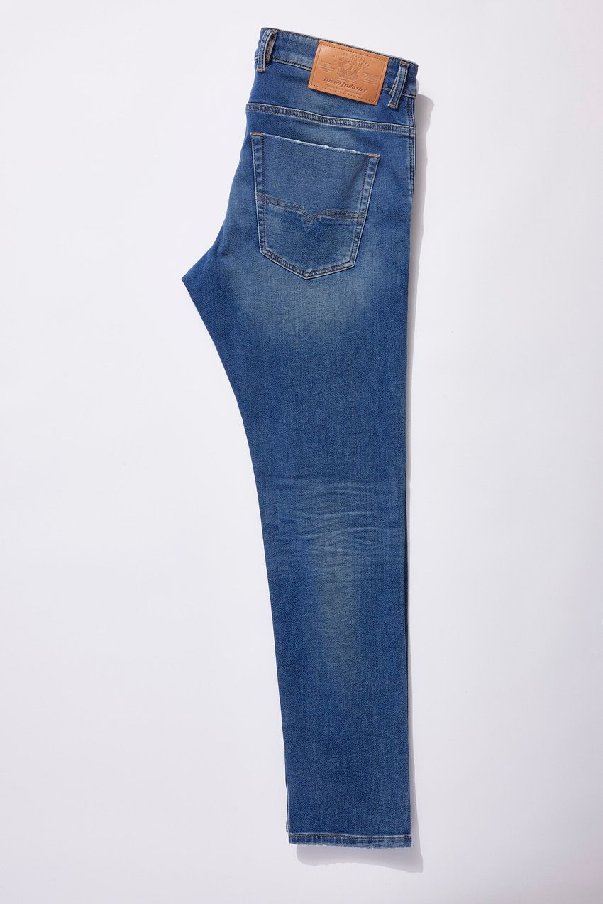 “リーバイス最強説”立証！ アルピー酒井が5本のデニムをはき比べてみた結果 - 8枚目の画像