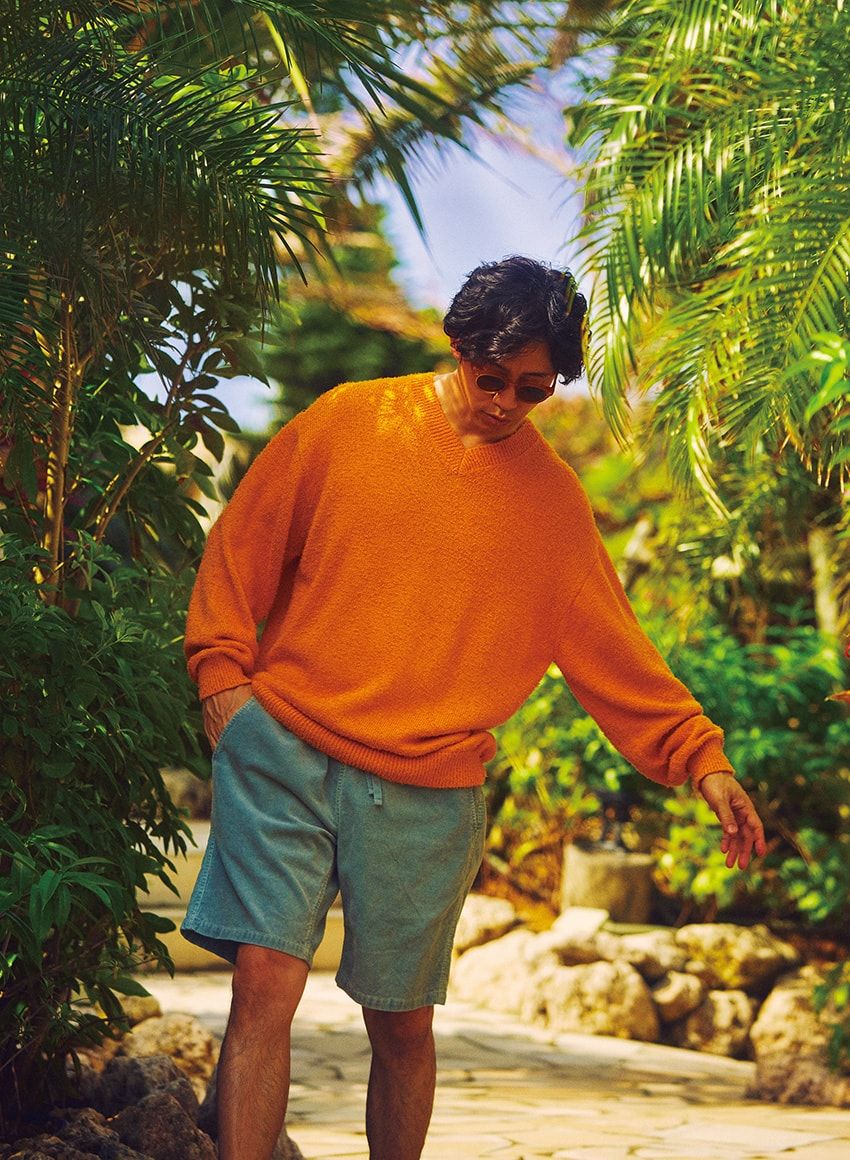 開放感はキープ、肌見せのバランス◎。リゾートスタイルの最強コンビ“長袖×ショーツ”万能説 - 5枚目の画像