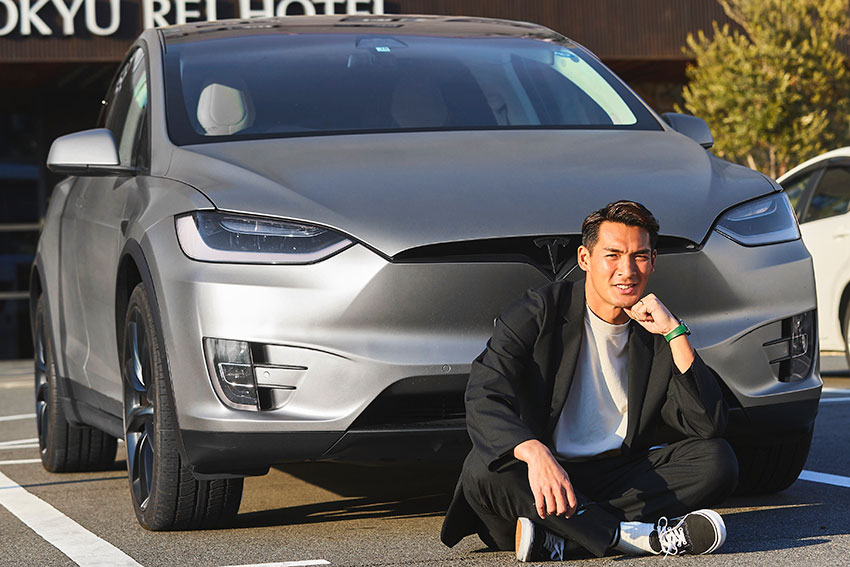 独自カスタムも！ 元サッカー日本代表・槙野智章が「テスラ・モデルX