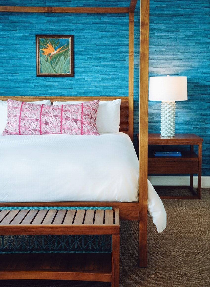 ロビーの壁に無数のアートが！明るくポップに生まれ変わった「カイマナ ビーチ ホテル」の魅力 - 1枚目の画像