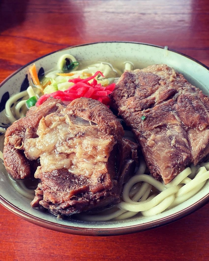 リゾート服もハワイ情報も満載！鈴木亮平さんが表紙のオーシャンズ最新6月号の撮影現場 - 4枚目の画像