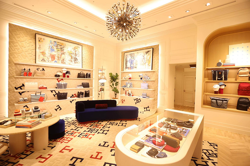 トミー ヒルフィガー」表参道店がアート溢れる空間にリニューアル