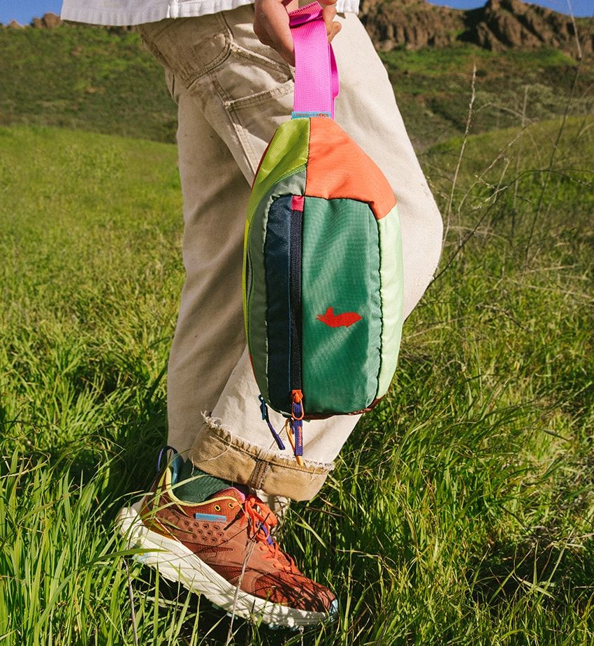 カラフルな「HOKA」は「コトパクシ」とのコラボ作。1点もののヒップパックも登場 - 1枚目の画像