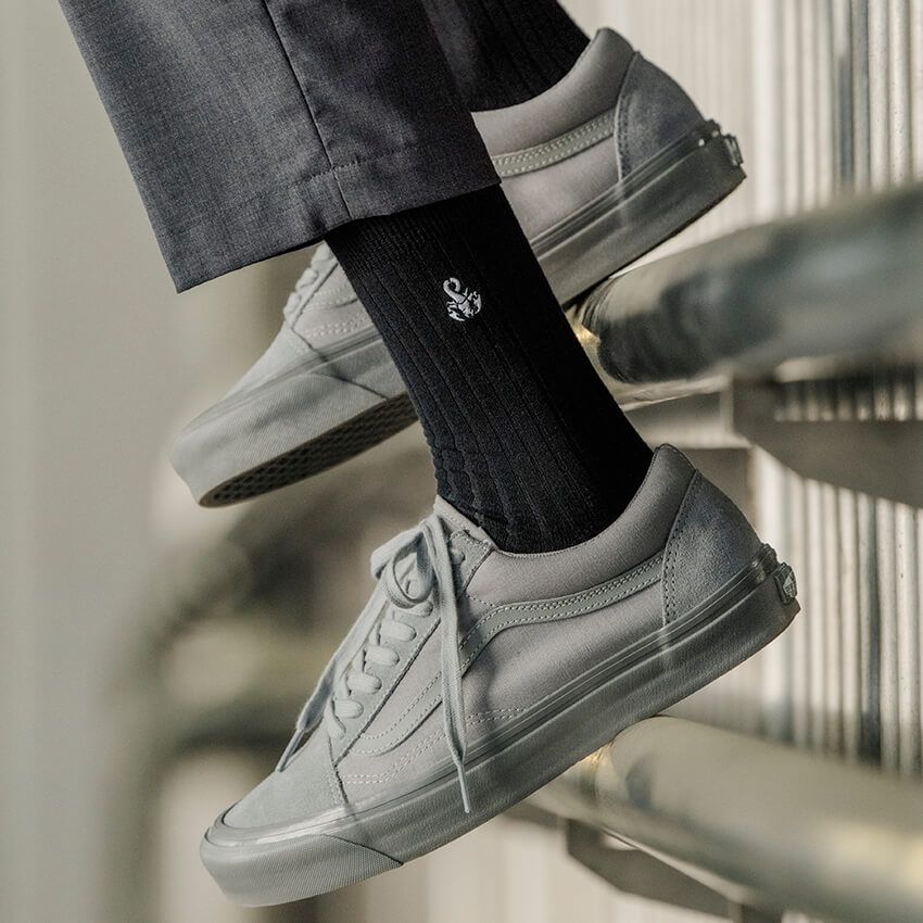 「ソフ×ヴァンズ」はグレーのワントーンで都会的な顔付きに。ジャケットとも相性良し - 22枚目の画像