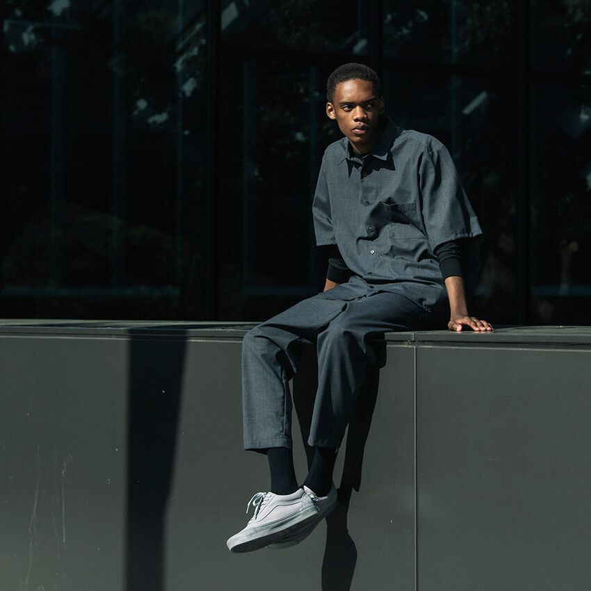 「ソフ×ヴァンズ」はグレーのワントーンで都会的な顔付きに。ジャケットとも相性良し - 23枚目の画像