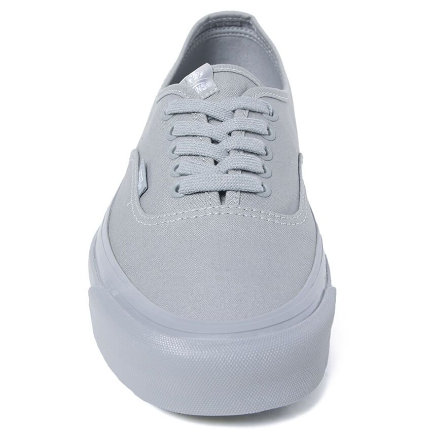 「ソフ×ヴァンズ」はグレーのワントーンで都会的な顔付きに。ジャケットとも相性良し - 12枚目の画像