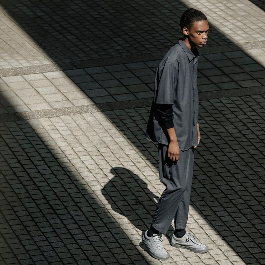 「ソフ×ヴァンズ」はグレーのワントーンで都会的な顔付きに。ジャケットとも相性良し - 24枚目の画像