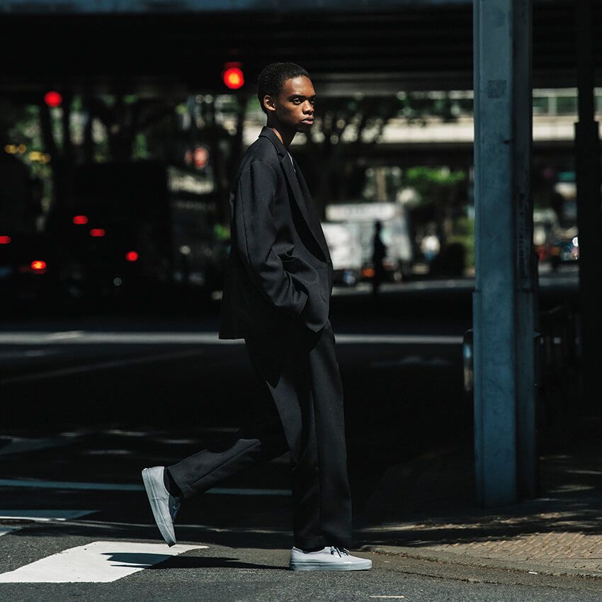 「ソフ×ヴァンズ」はグレーのワントーンで都会的な顔付きに。ジャケットとも相性良し - 25枚目の画像