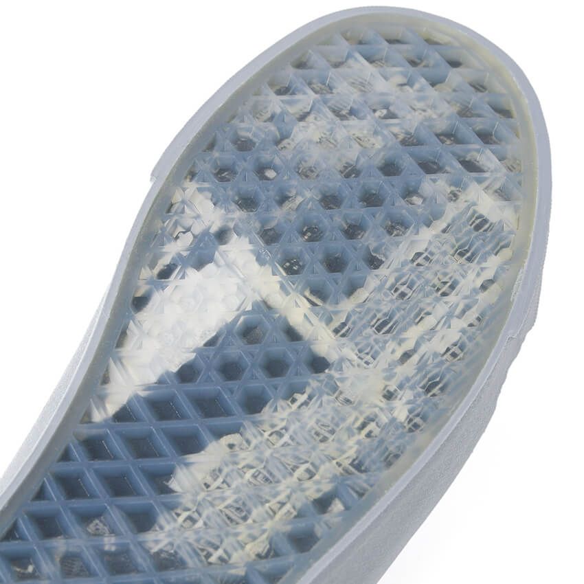 「ソフ×ヴァンズ」はグレーのワントーンで都会的な顔付きに。ジャケットとも相性良し - 9枚目の画像