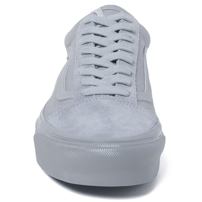 「ソフ×ヴァンズ」はグレーのワントーンで都会的な顔付きに。ジャケットとも相性良し - 3枚目の画像