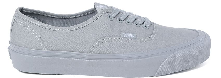 「ソフ×ヴァンズ」はグレーのワントーンで都会的な顔付きに。ジャケットとも相性良し - 14枚目の画像