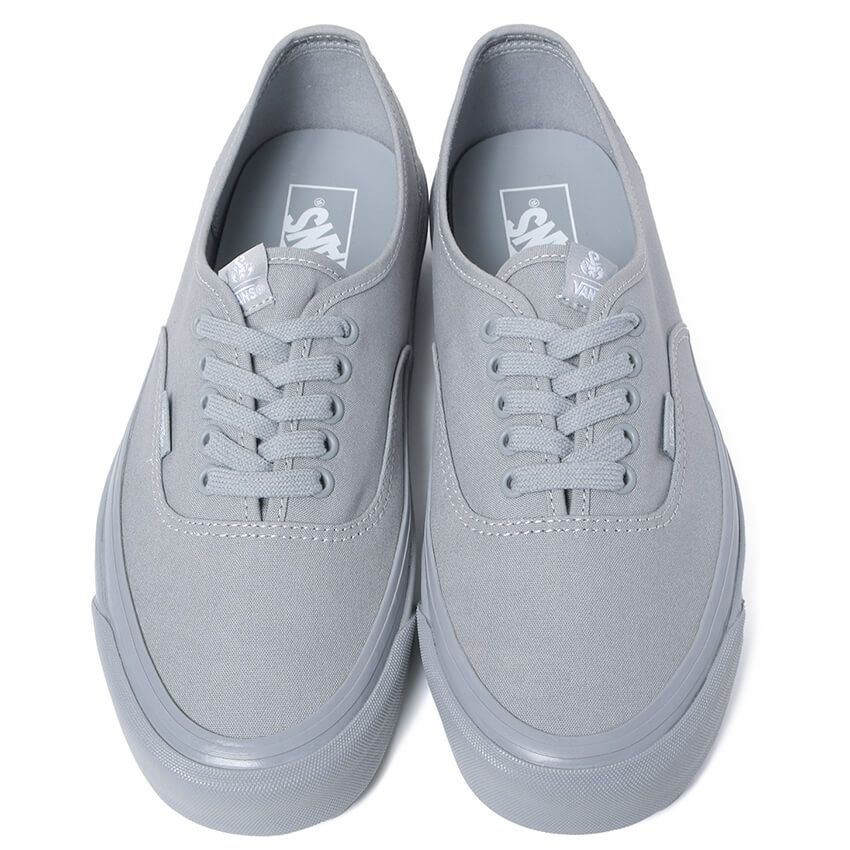 「ソフ×ヴァンズ」はグレーのワントーンで都会的な顔付きに。ジャケットとも相性良し - 13枚目の画像