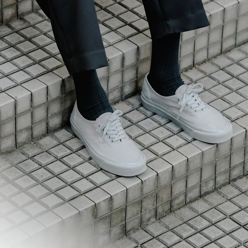 「ソフ×ヴァンズ」はグレーのワントーンで都会的な顔付きに。ジャケットとも相性良し - 26枚目の画像