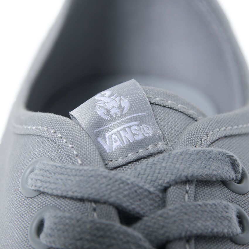 「ソフ×ヴァンズ」はグレーのワントーンで都会的な顔付きに。ジャケットとも相性良し - 18枚目の画像