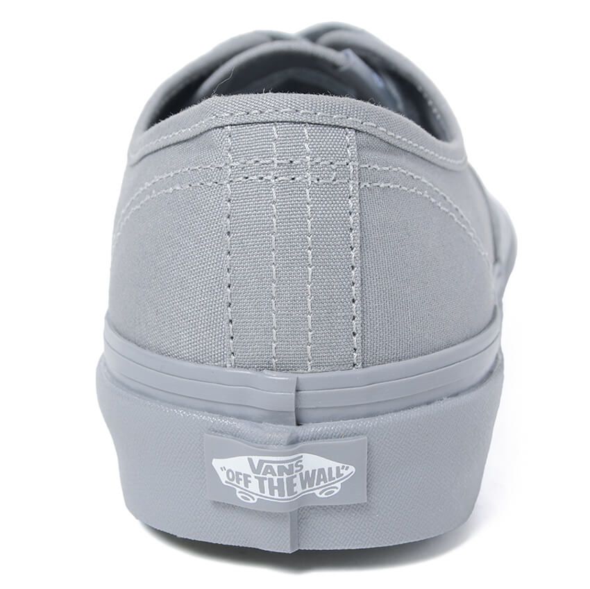 「ソフ×ヴァンズ」はグレーのワントーンで都会的な顔付きに。ジャケットとも相性良し - 16枚目の画像