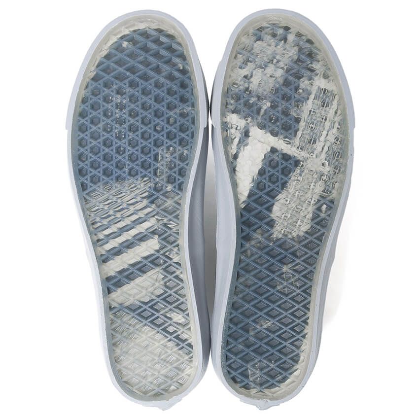 「ソフ×ヴァンズ」はグレーのワントーンで都会的な顔付きに。ジャケットとも相性良し - 20枚目の画像