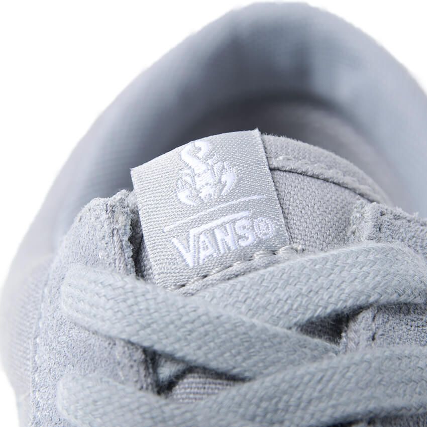 「ソフ×ヴァンズ」はグレーのワントーンで都会的な顔付きに。ジャケットとも相性良し - 10枚目の画像