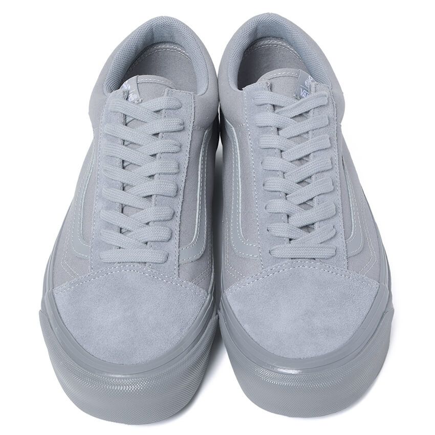 「ソフ×ヴァンズ」はグレーのワントーンで都会的な顔付きに。ジャケットとも相性良し - 2枚目の画像