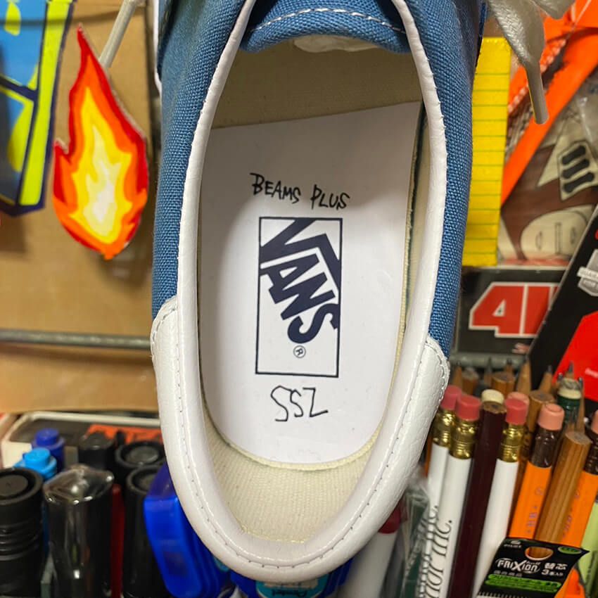 3者コラボのヴァンズが「ビームス」から。 海を連想させるネイビースエードのエラとスリッポン - 5枚目の画像