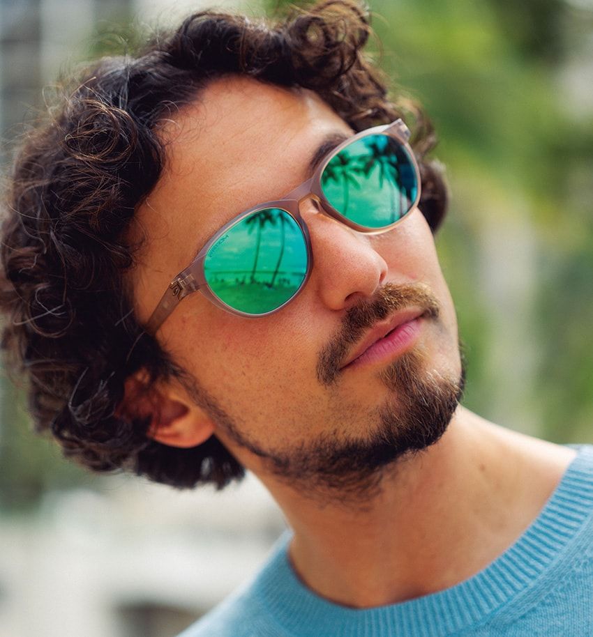 【サングラス選びの参考に】カジュアルコーデに涼感をプラスする“透けサン”5選 - 3枚目の画像