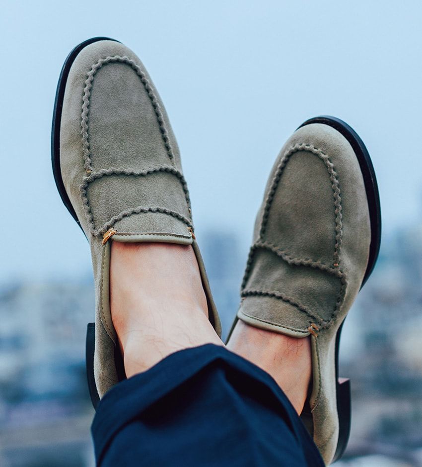 この気持ちよさ、“裸足”以上!? 「ジョン ロブ」新作スリップオンが快適すぎるワケ - 1枚目の画像