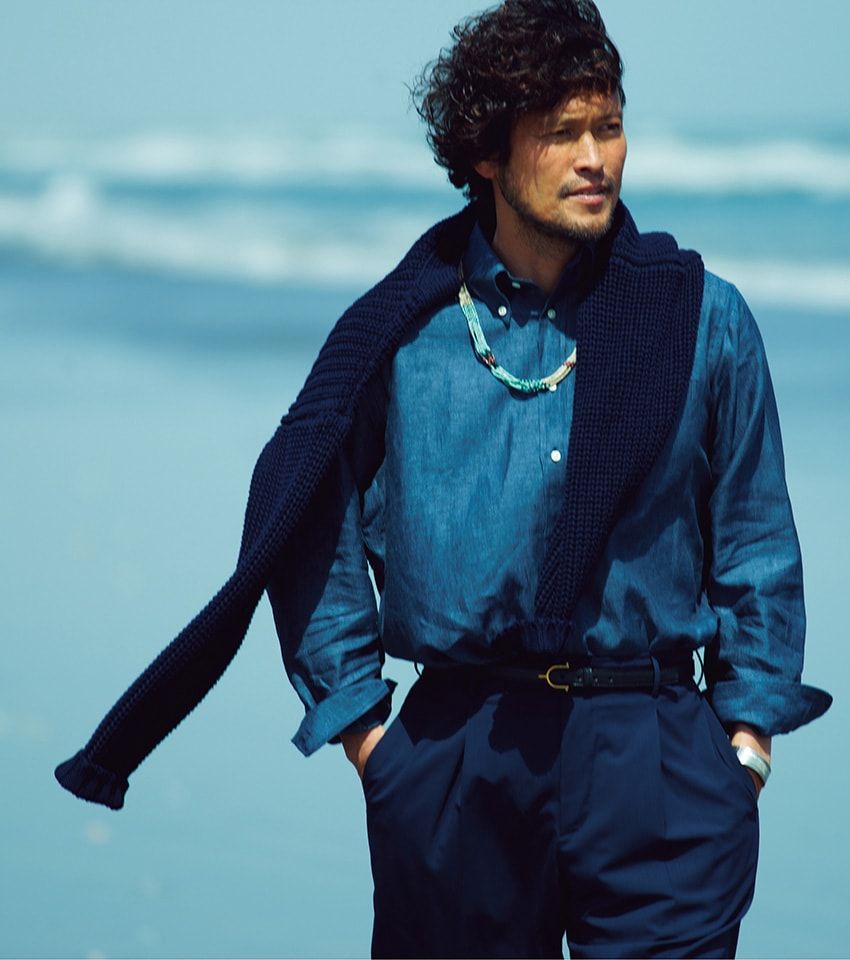 ベーシックな“青シャツ”の配色セオリー。ワントーン＆白とのコンビをスタイリングで解説 - 1枚目の画像