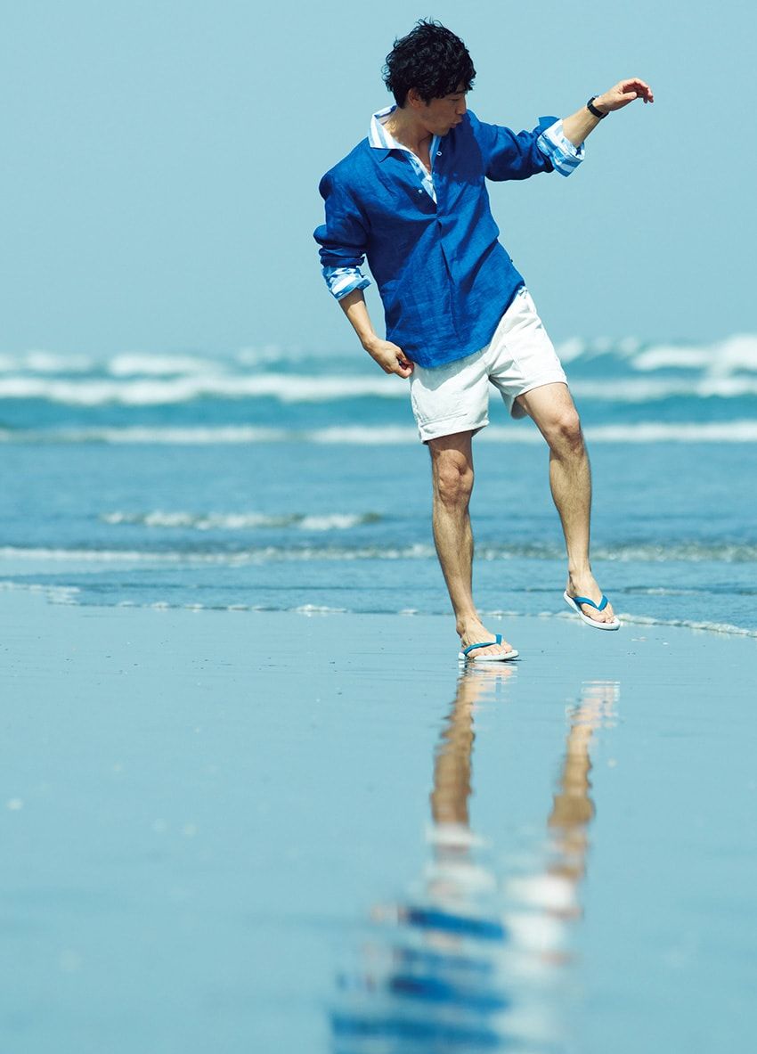 ベーシックな“青シャツ”の配色セオリー。ワントーン＆白とのコンビをスタイリングで解説 - 2枚目の画像