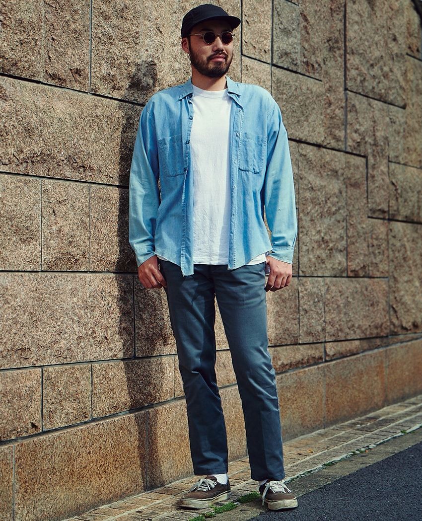 春〜夏の“青シャツ”スタイル7例。大人カジュアルの達人たちのスナップを厳選！ - 5枚目の画像