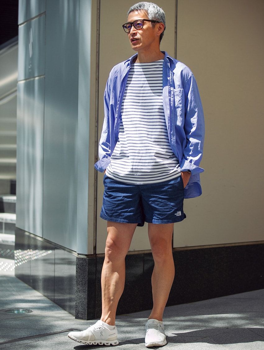 春〜夏の“青シャツ”スタイル7例。大人カジュアルの達人たちのスナップを厳選！ - 8枚目の画像