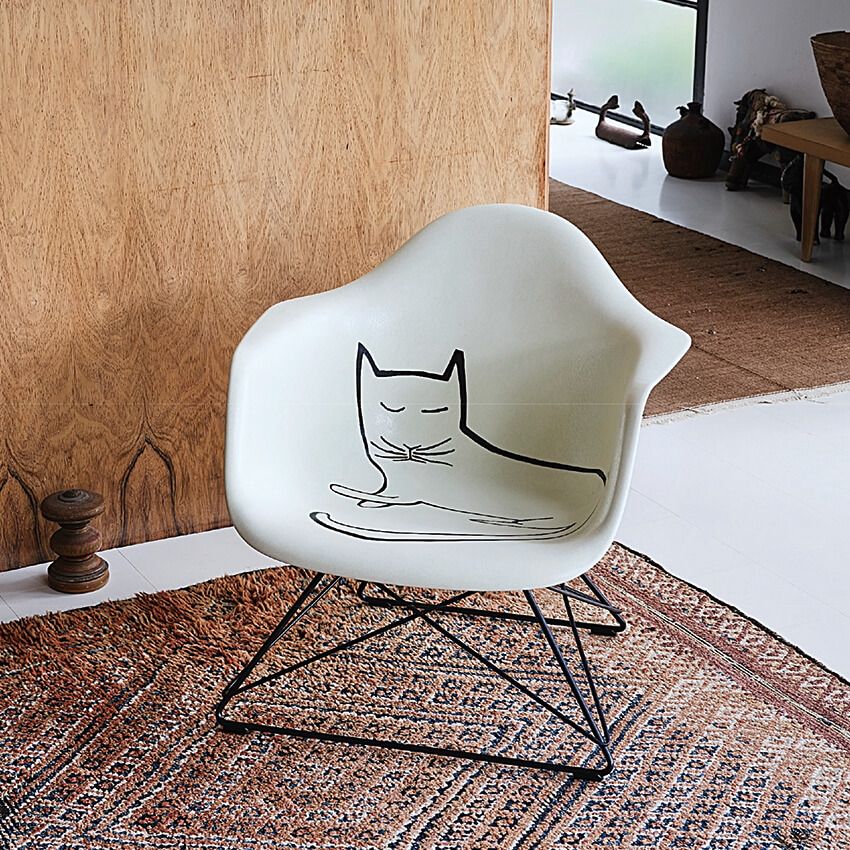 イームズチェアに昼寝する猫。異色のコラボはエディションナンバー入りで500脚限定 - 3枚目の画像