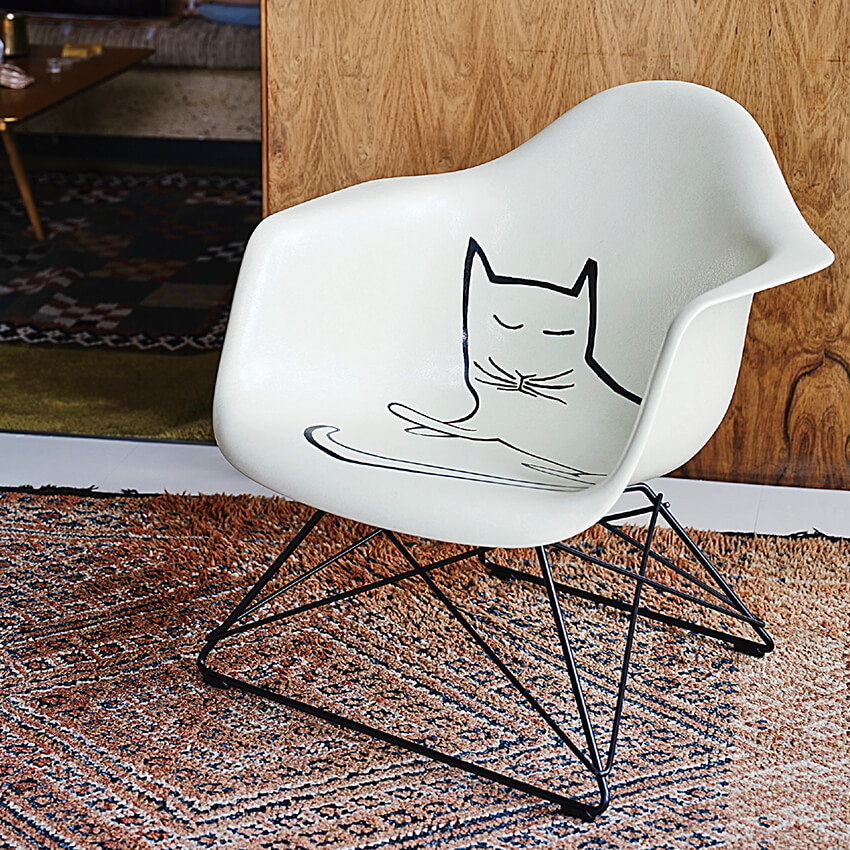 イームズチェアに昼寝する猫。異色のコラボはエディションナンバー入り
