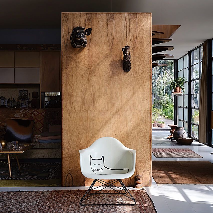 イームズチェアに昼寝する猫。異色のコラボはエディションナンバー入りで500脚限定 - 1枚目の画像