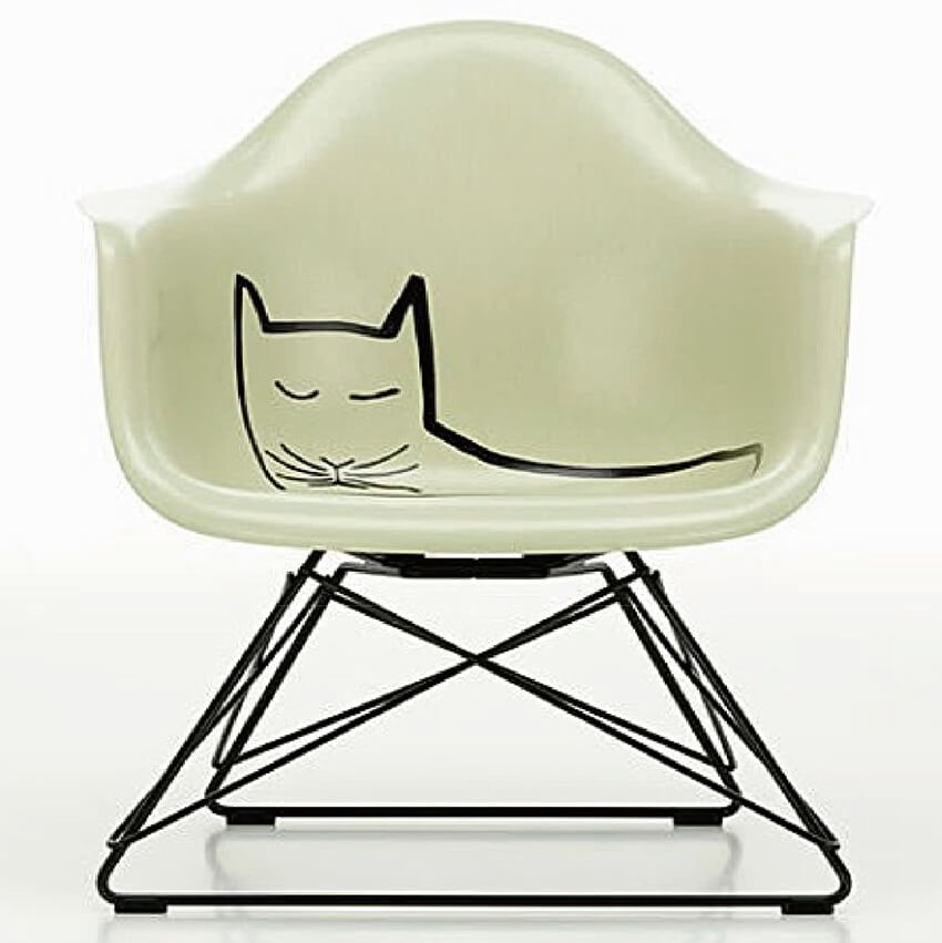 イームズチェアに昼寝する猫。異色のコラボはエディションナンバー入り