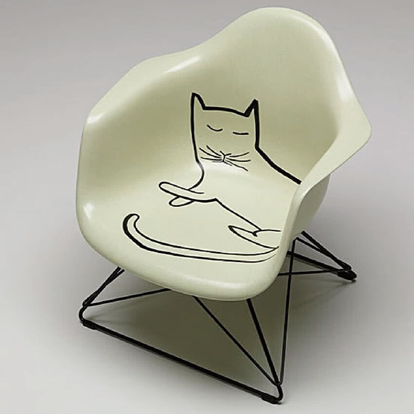 イームズチェアに昼寝する猫。異色のコラボはエディションナンバー入り