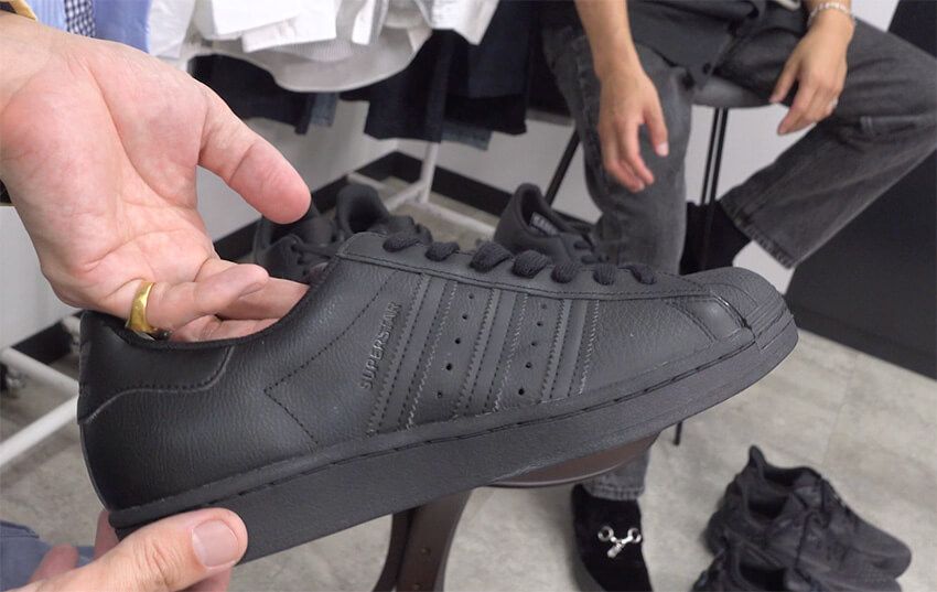 GORE-TEXモデルも多数！ナイキ、ニューバランス……プロ推薦「黒スニーカー」7選 - 21枚目の画像