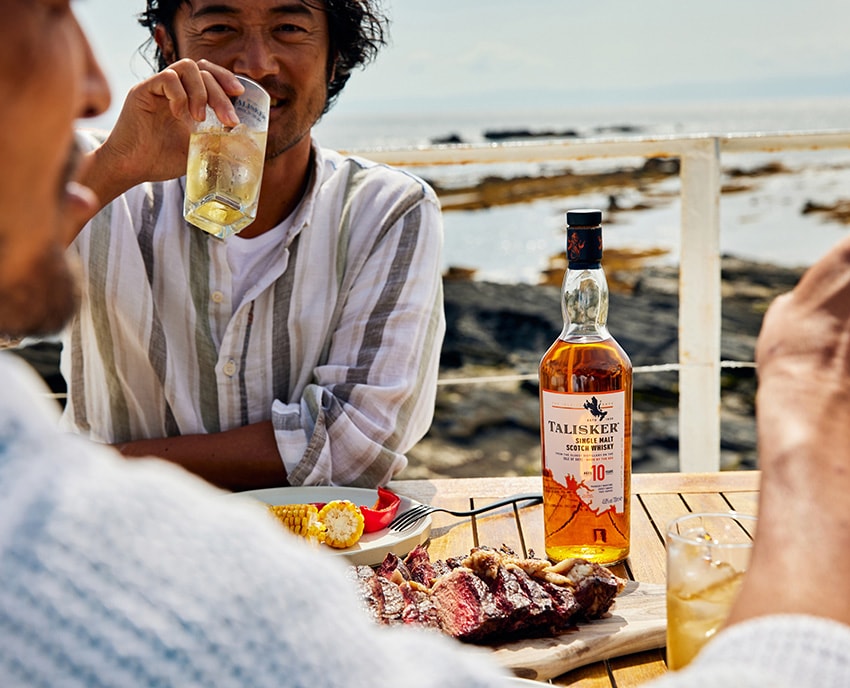 スパイシーハイボール”で飲む「タリスカー10年」。肉とのペア