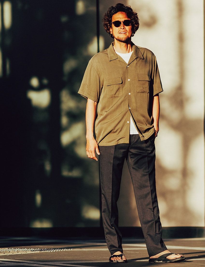 「スラックス×黒ビーサン」の方程式。快適性と品格の両立をビーチサンダルで実現！ - 1枚目の画像