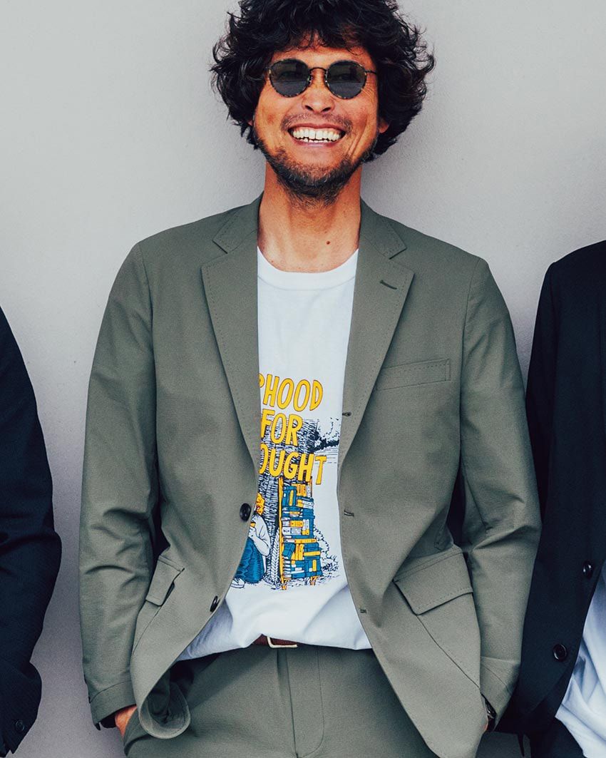 “着流しスーツ”スタイルサンプル3例。インナーはTシャツ＆足元はローテクスニーカー！ - 1枚目の画像