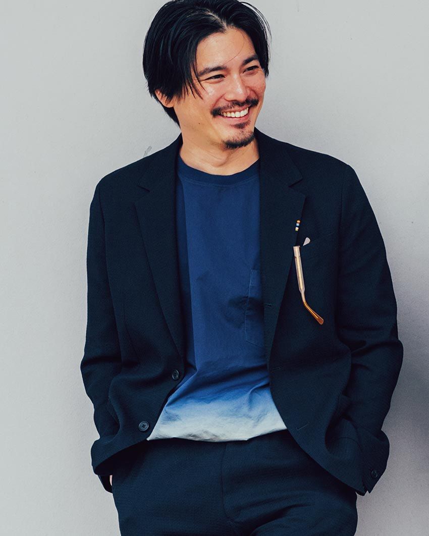 “着流しスーツ”スタイルサンプル3例。インナーはTシャツ＆足元はローテクスニーカー！ - 4枚目の画像