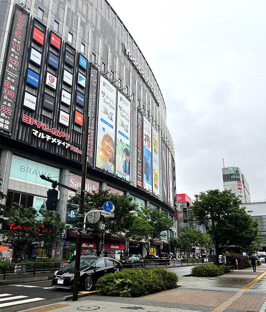 「ガイアの夜明け」密着商品をデザインした看板娘が、隣の席の大先輩に相談していた - 2枚目の画像