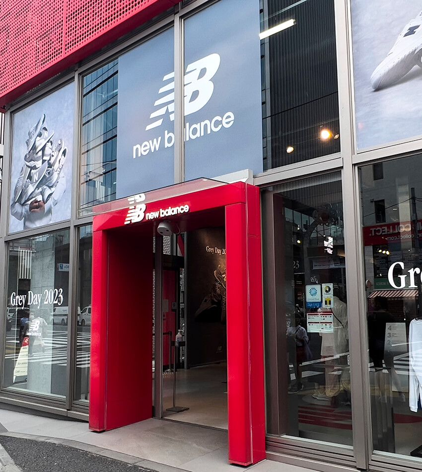 全4フロアからなるニューバランスの旗艦店。1階にはシーズナルアイテムや注目作に加え、スニーカーのメンテナンスコーナーも設置。2階はウィメンズ＆キッズのウェア、3階はメンズウェアやスニーカーの定番モデル、4階はゴルフラインと、各フロア、見どころに事欠かない。