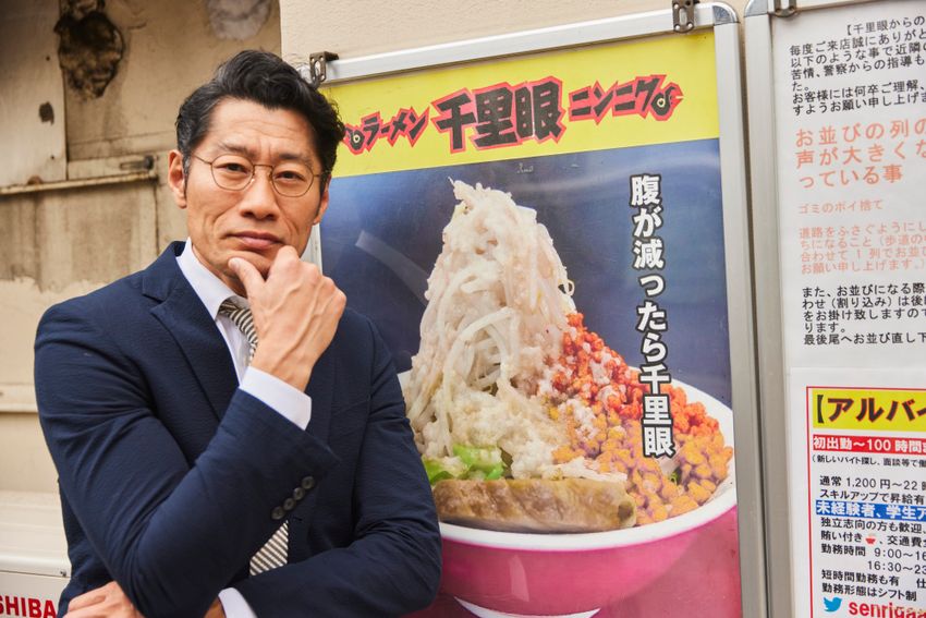 肉体派の50代・平山祐介が体当たり検証！超人気の二郎系ラーメンを“全マシ”で食べた結果…… - 2枚目の画像