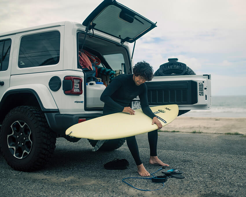 車とサーフボード マーシーがJEEP「ラングラー 4xe」を48時間試乗！ サーフキャンプで