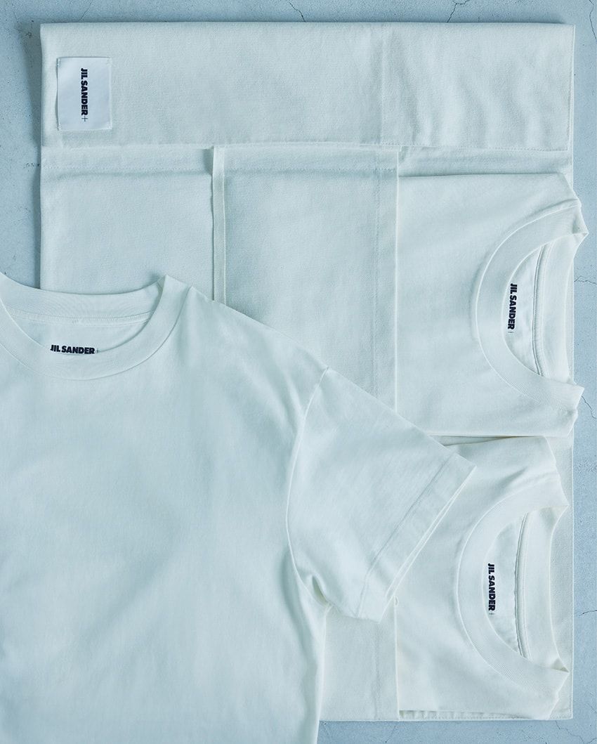 「ジル サンダー＋」の白T、「プラダ」のデニム。プレミアムブランドを日常着に選ぶ贅沢 - 2枚目の画像