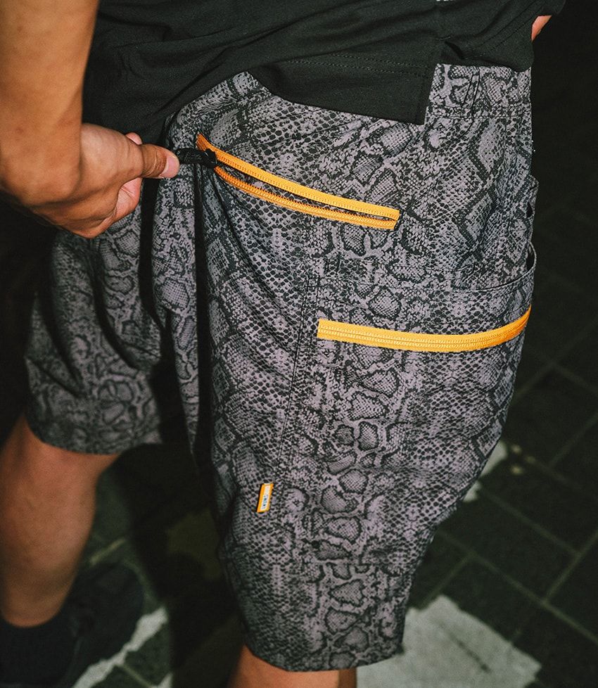 今夏の「アトモス×グリップスワニー」は、大胆なパイソン柄のTシャツ、ショーツ、ハットの3型 - 3枚目の画像