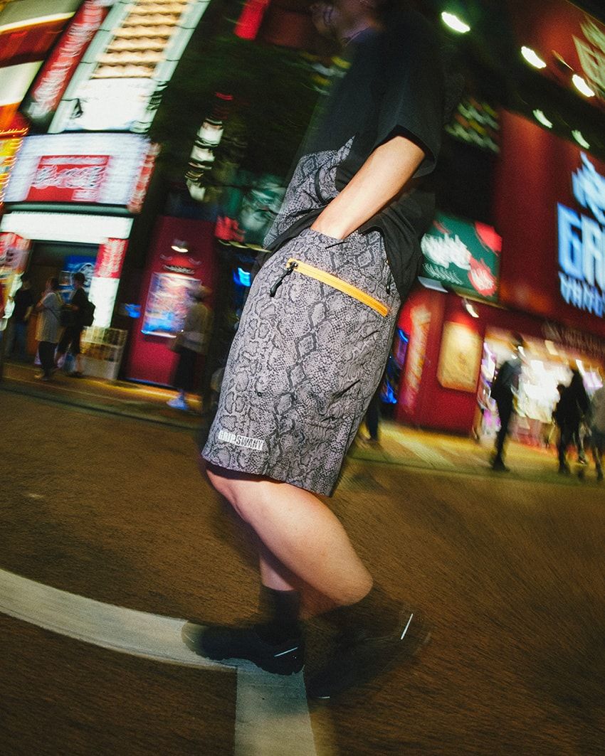 今夏の「アトモス×グリップスワニー」は、大胆なパイソン柄のTシャツ、ショーツ、ハットの3型 - 11枚目の画像